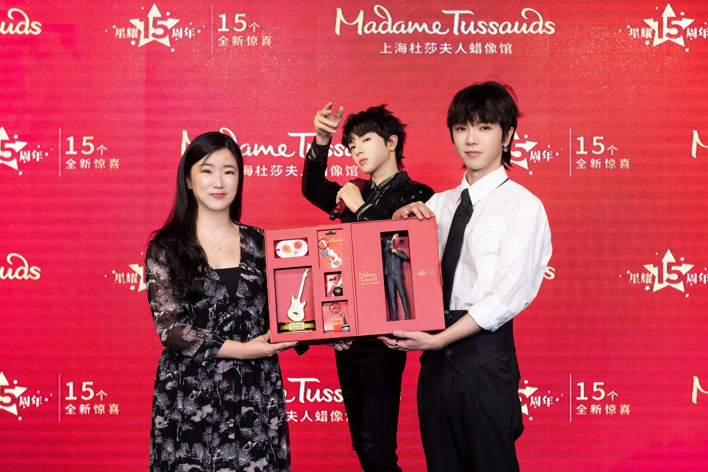 Hua Chenyu appeared at the wax statue unveiling, looking forward to holding a concert this year